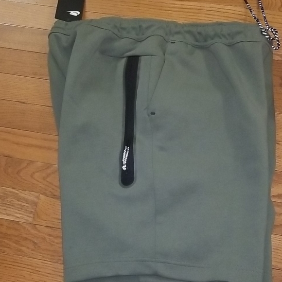 Mens Nike Tech Shorts - Picture 3 of 4